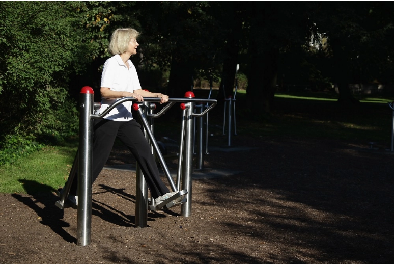 Healthy lifestyle ‘helps offset genetic risk of dementia’ amid calls for over-50s to exercise